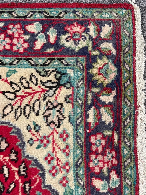 Hand Knotted Persian Floral Rug 139 x 105 cm – Small Vintage Wool Rug — photograph 6