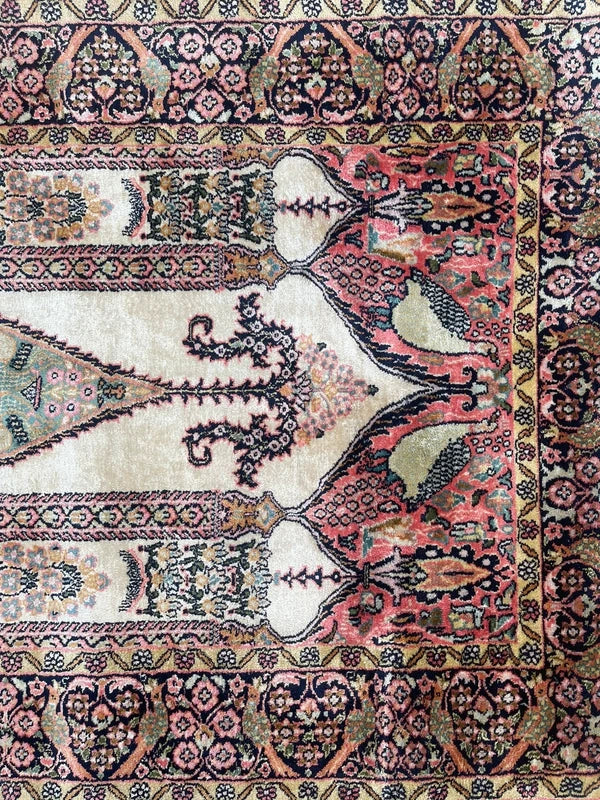 Handmade Kashmir Silk Rug – 161 × 93 cm – Floral & Peacock Design — photograph 11