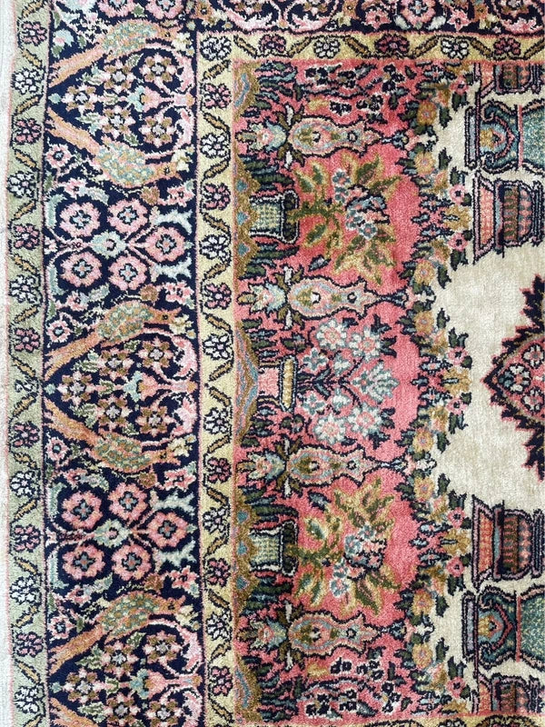 Handmade Kashmir Silk Rug – 161 × 93 cm – Floral & Peacock Design — photograph 10