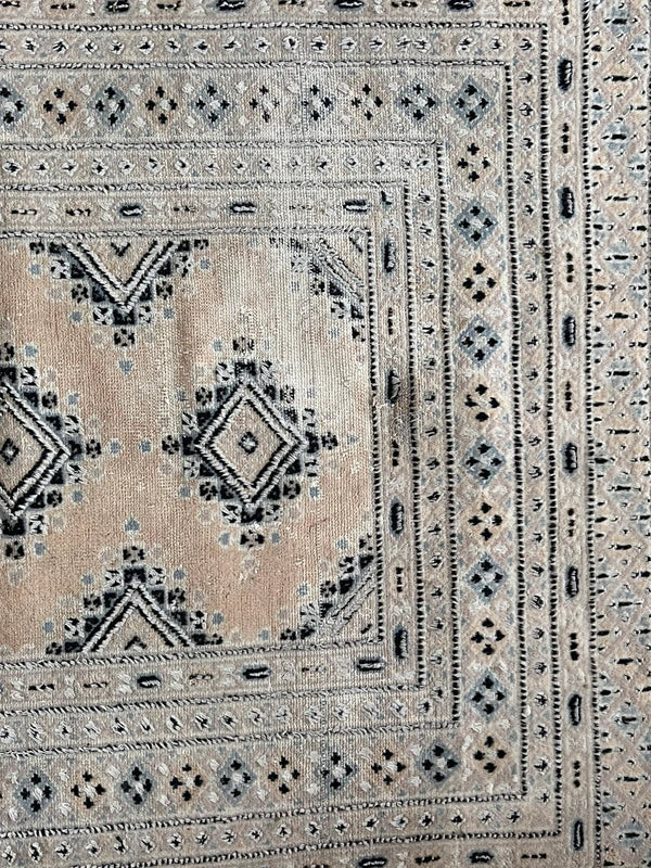 Vintage hand-knotted Turkoman rug 149x96 cm – worn Afghan tribal red wool rug — photograph 6
