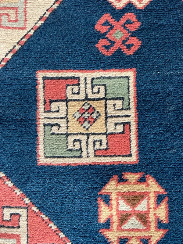 Vintage geometric wool rug, Turkish/Caucasian style 230 x 145 cm — photograph 14