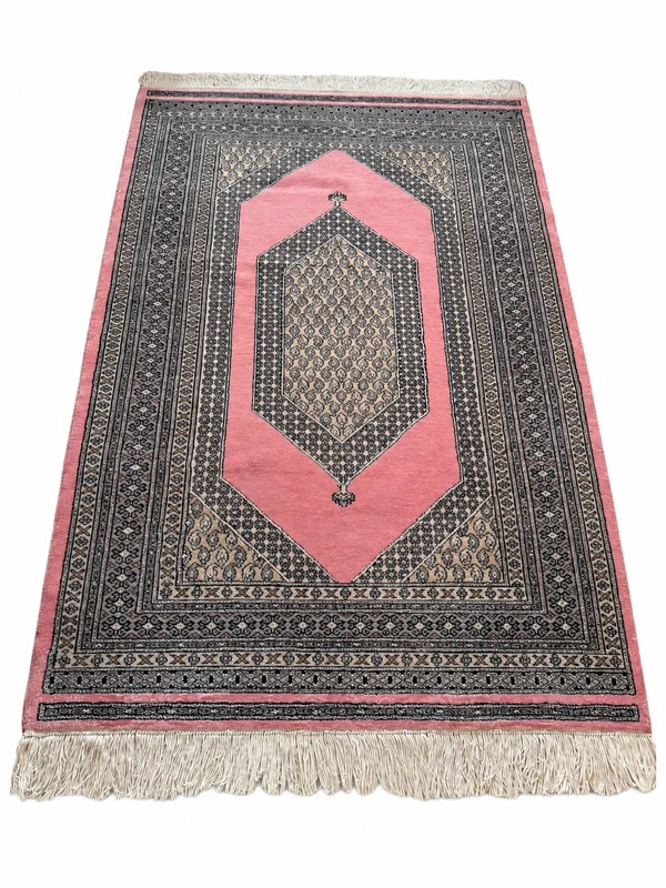 Vintage Hand Knotted 100% Wool Pakistan Rug 193 x 131 cm Pink — photograph 2