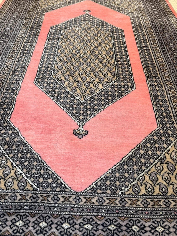 Vintage Hand Knotted 100% Wool Pakistan Rug 193 x 131 cm Pink — photograph 1