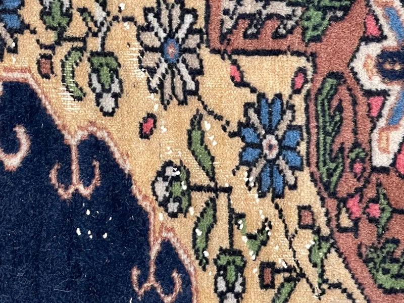 Vintage navy oriental rug 154×96cm – floral medallion, fringed — photograph 9