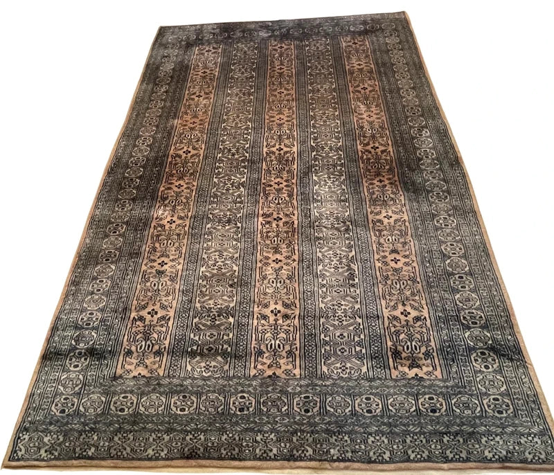 Handmade Hand Knotted Bokhara Style Wool Rug 180 x 136 cm — photograph 6