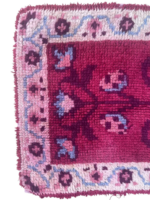 Set of 4 Vintage Handmade Wool Rugs – Matching Pink Burgundy Floral Rugs — photograph 17