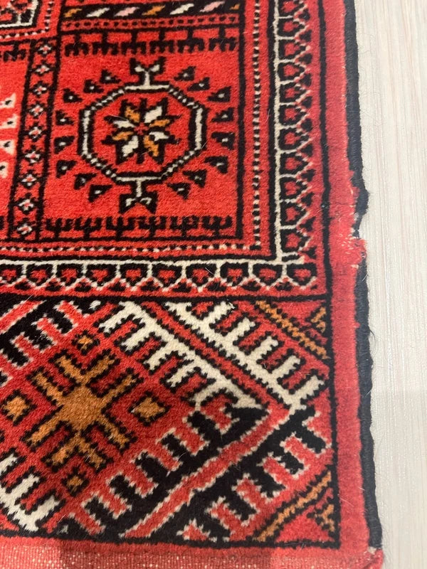 Vintage Hand-Knotted Pakistani Bokhara Rug 147 × 104 cm Red Wool — photograph 6