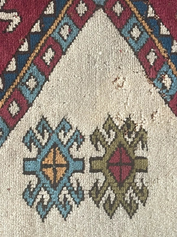 Large Hand Knotted Turkish Rug 252 x 152 cm – Ivory & Pink Geometric Wool Rug — photograph 15