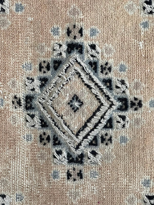 Vintage hand-knotted Turkoman rug 149x96 cm – worn Afghan tribal red wool rug — photograph 5