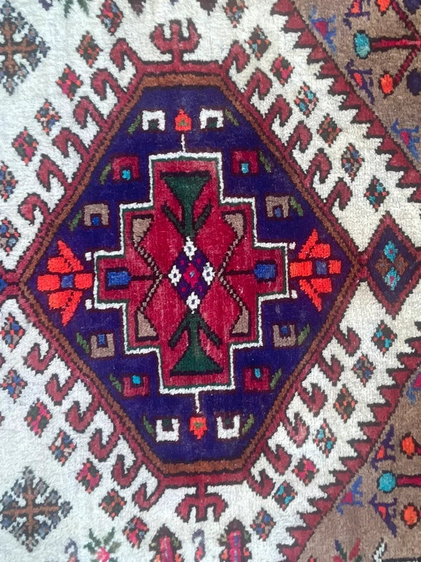Vintage Persian Handmade Wool Rug – 145 x 102 cm – Tribal Geometric Design — photograph 17