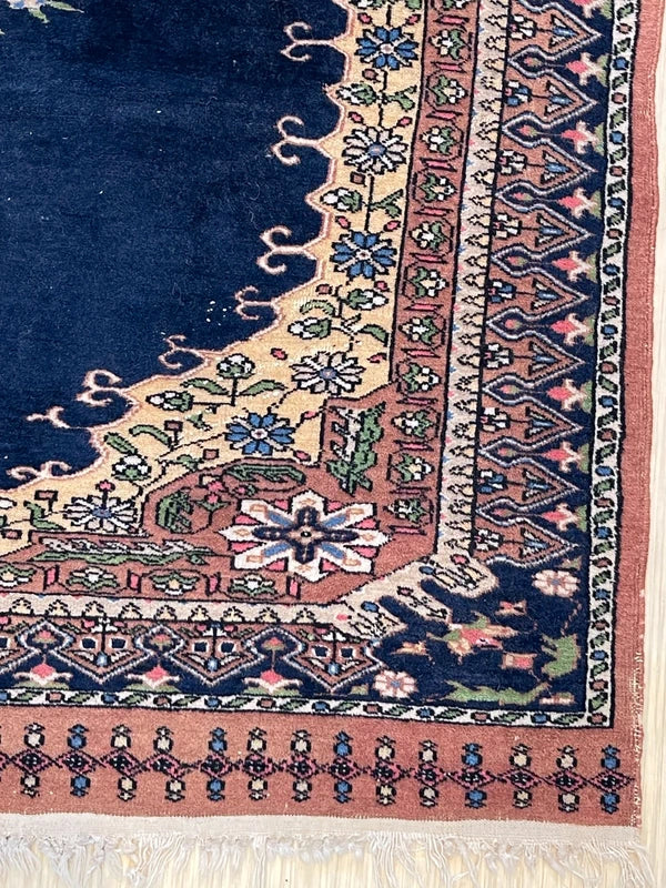 Vintage navy oriental rug 154×96cm – floral medallion, fringed — photograph 8