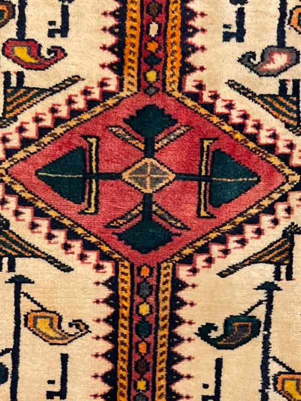 Hand-knotted wool tribal rug 148 x 100 cm – ivory & red geometric (Persian style) — photograph 13