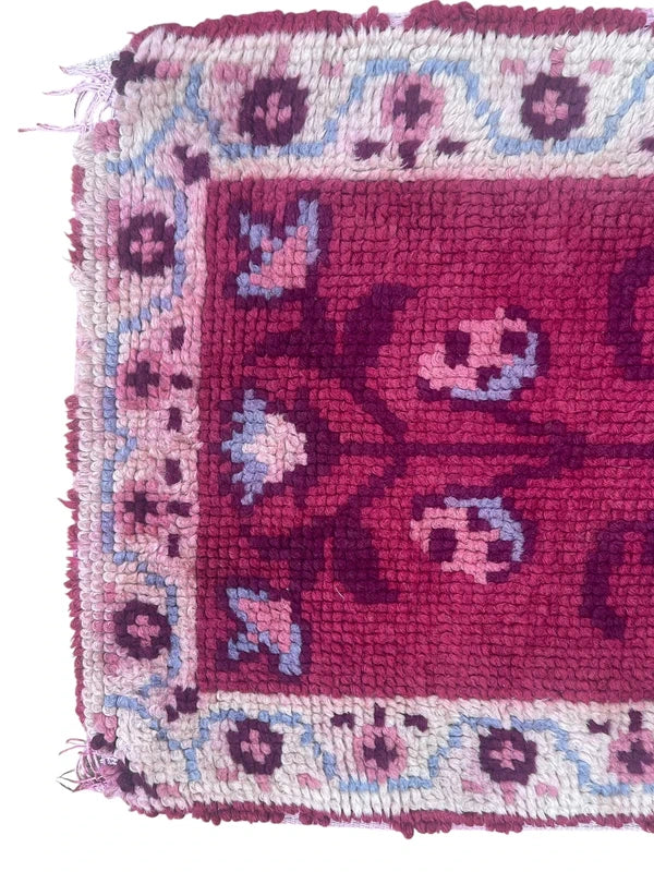 Set of 4 Vintage Handmade Wool Rugs – Matching Pink Burgundy Floral Rugs — photograph 16