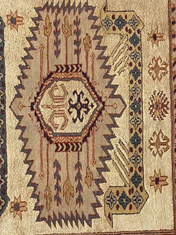 Hand-knotted wool rug with silk highlights – neutral geometric medallions – 184 × 122 cm — photograph 10