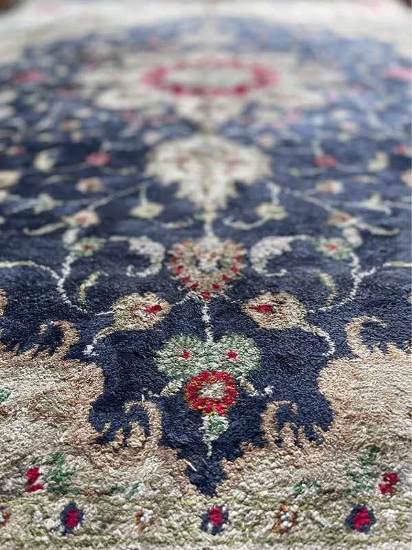 Handmade Blue & Cream Floral Rug 128 x 187 cm — photograph 3