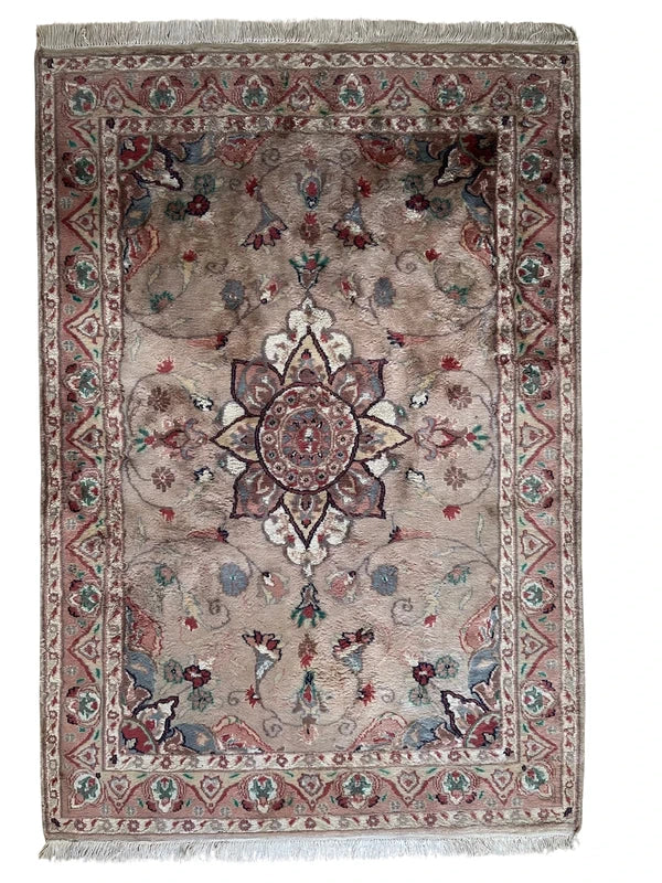 Vintage Persian-style floral rug, silk-touch / fine weave, 187 × 127 cm — photograph 1