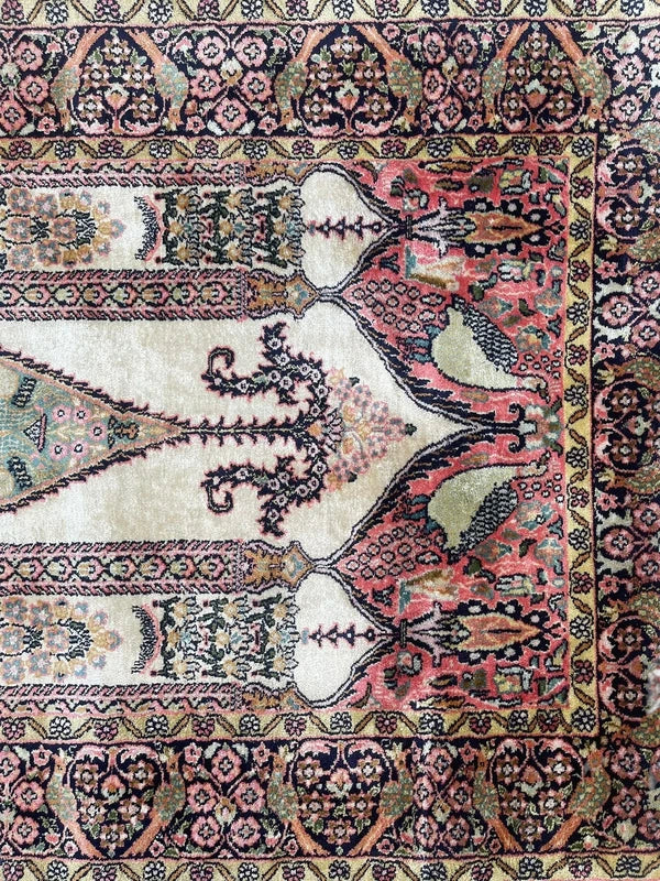 Handmade Kashmir Silk Rug – 161 × 93 cm – Floral & Peacock Design — photograph 15
