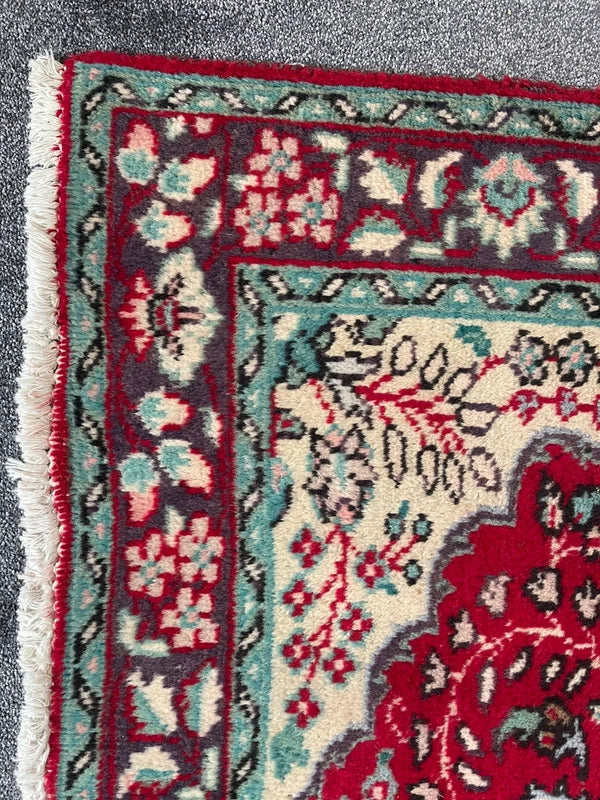 Hand Knotted Persian Floral Rug 139 x 105 cm – Small Vintage Wool Rug — photograph 5