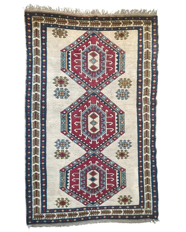 Large Hand Knotted Turkish Rug 252 x 152 cm – Ivory & Pink Geometric Wool Rug — photograph 1
