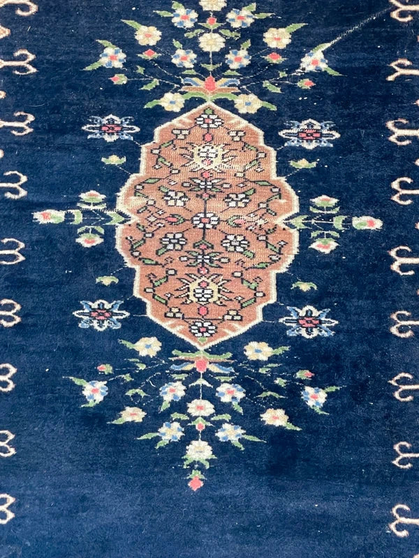 Vintage navy oriental rug 154×96cm – floral medallion, fringed — photograph 7