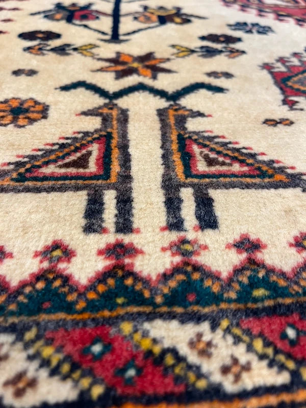 Hand-knotted wool tribal rug 148 x 100 cm – ivory & red geometric (Persian style) — photograph 15