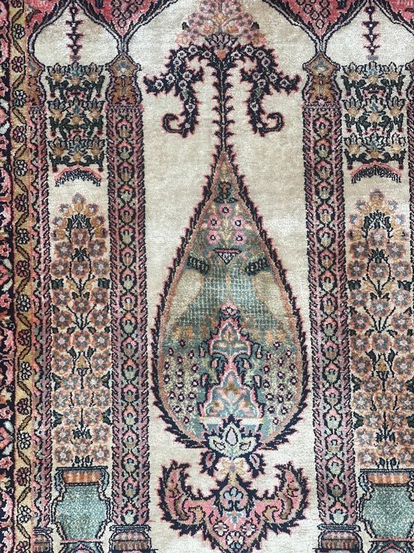 Handmade Kashmir Silk Rug – 161 × 93 cm – Floral & Peacock Design — photograph 6