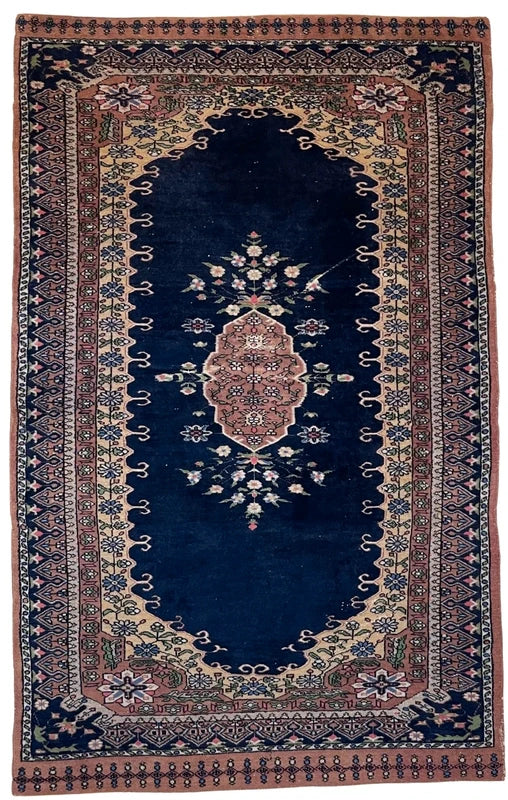 Vintage navy oriental rug 154×96cm – floral medallion, fringed — photograph 1