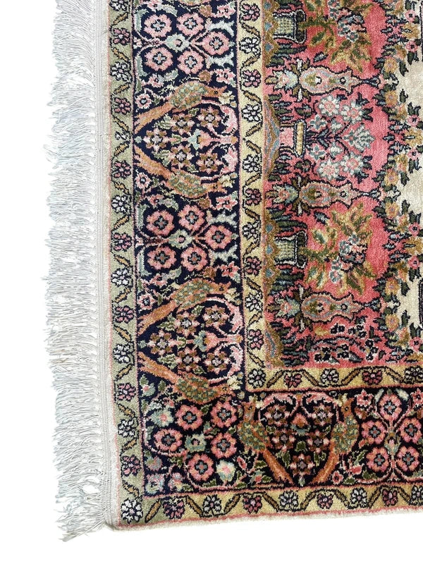 Handmade Kashmir Silk Rug – 161 × 93 cm – Floral & Peacock Design — photograph 12