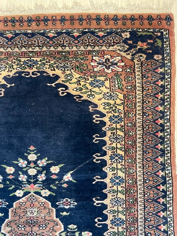 Vintage navy oriental rug 154×96cm – floral medallion, fringed — photograph 3