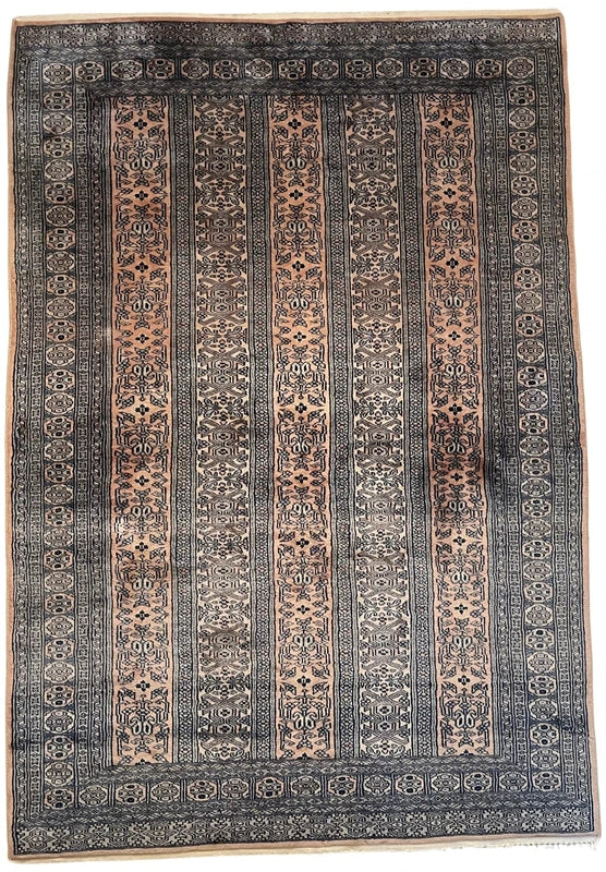 Handmade Hand Knotted Bokhara Style Wool Rug 180 x 136 cm — photograph 2