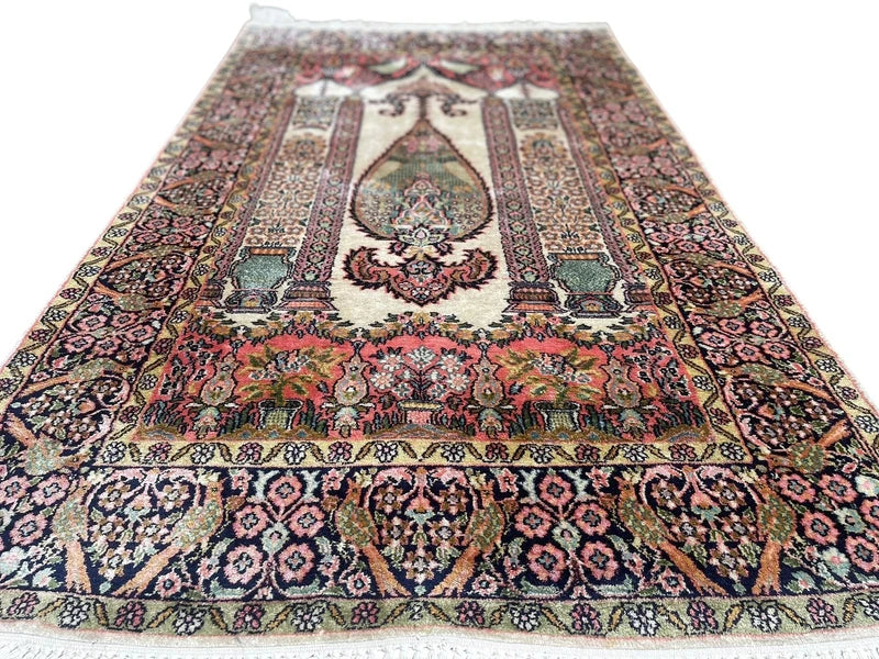 Handmade Kashmir Silk Rug – 161 × 93 cm – Floral & Peacock Design — photograph 3