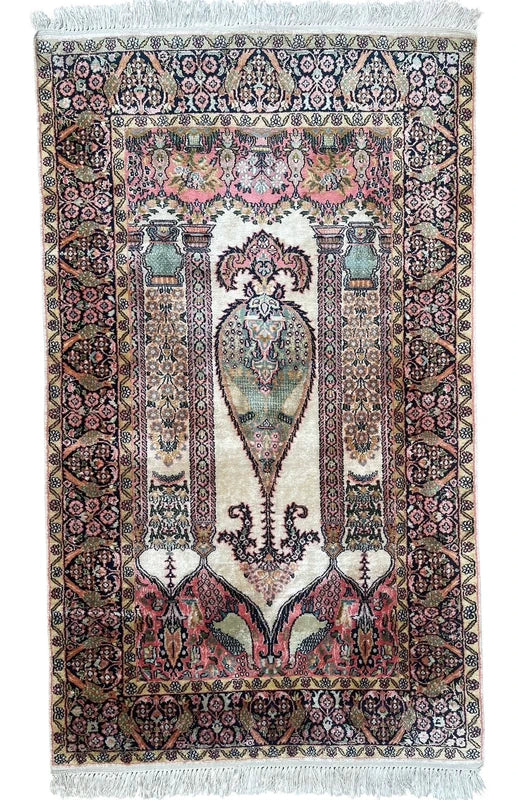Handmade Kashmir Silk Rug – 161 × 93 cm – Floral & Peacock Design — photograph 17
