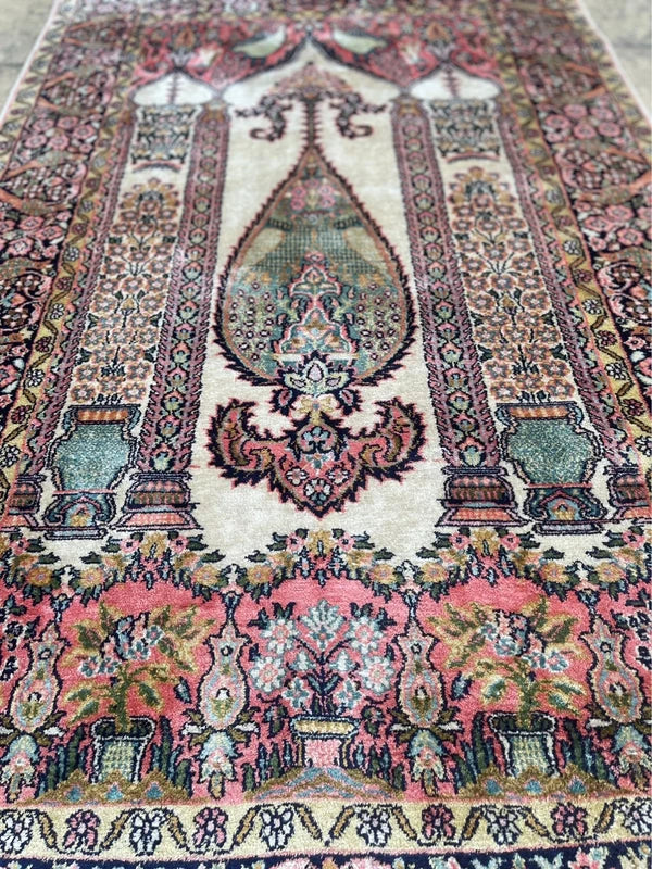 Handmade Kashmir Silk Rug – 161 × 93 cm – Floral & Peacock Design — photograph 7