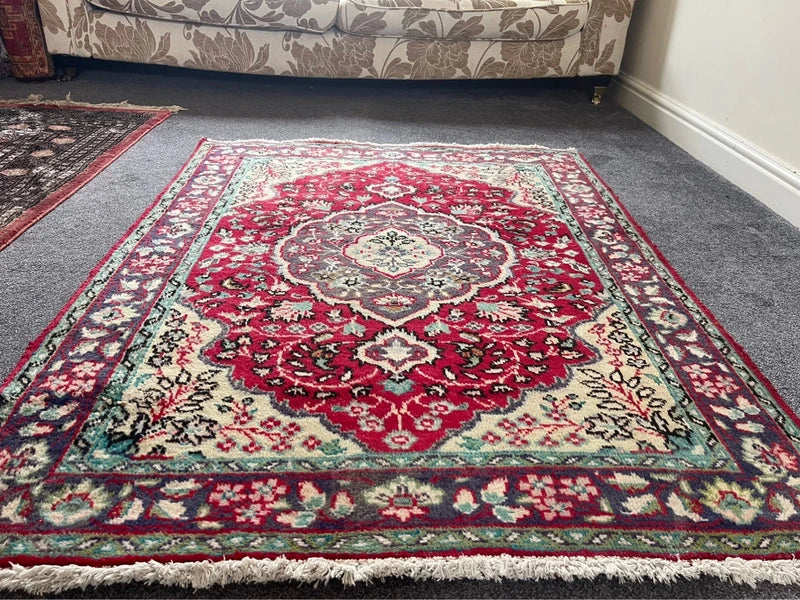 Hand Knotted Persian Floral Rug 139 x 105 cm – Small Vintage Wool Rug — photograph 8
