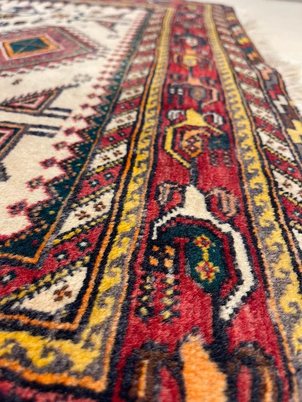 Hand-knotted wool tribal rug 148 x 100 cm – ivory & red geometric (Persian style) — photograph 4