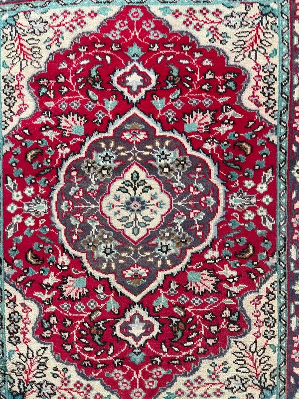 Hand Knotted Persian Floral Rug 139 x 105 cm – Small Vintage Wool Rug — photograph 3