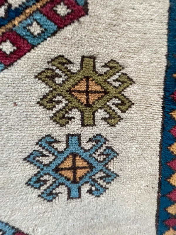 Large Hand Knotted Turkish Rug 252 x 152 cm – Ivory & Pink Geometric Wool Rug — photograph 12