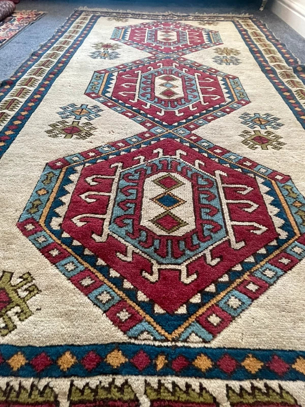 Large Hand Knotted Turkish Rug 252 x 152 cm – Ivory & Pink Geometric Wool Rug — photograph 10