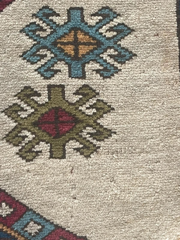 Large Hand Knotted Turkish Rug 252 x 152 cm – Ivory & Pink Geometric Wool Rug — photograph 18