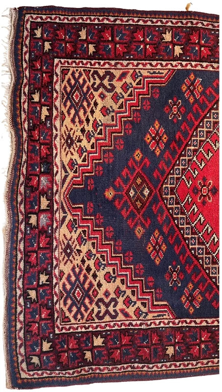 Vintage Oriental Persian tribal Rug200×110cm (6'7" × 3'7") Hand-Knotted Wool Gallery Mat c.70s — photograph 4