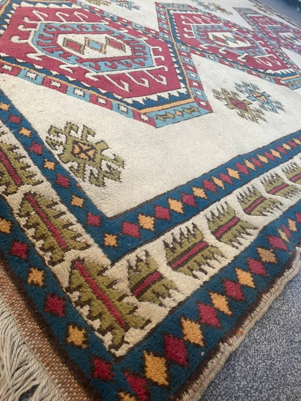 Large Hand Knotted Turkish Rug 252 x 152 cm – Ivory & Pink Geometric Wool Rug — photograph 3