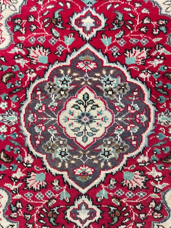 Hand Knotted Persian Floral Rug 139 x 105 cm – Small Vintage Wool Rug — photograph 2