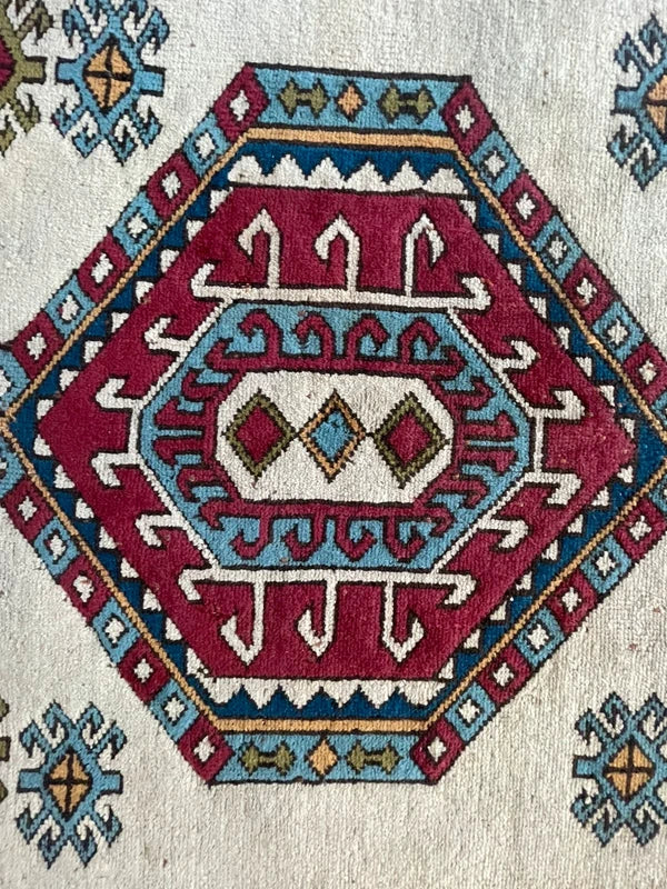 Large Hand Knotted Turkish Rug 252 x 152 cm – Ivory & Pink Geometric Wool Rug — photograph 14