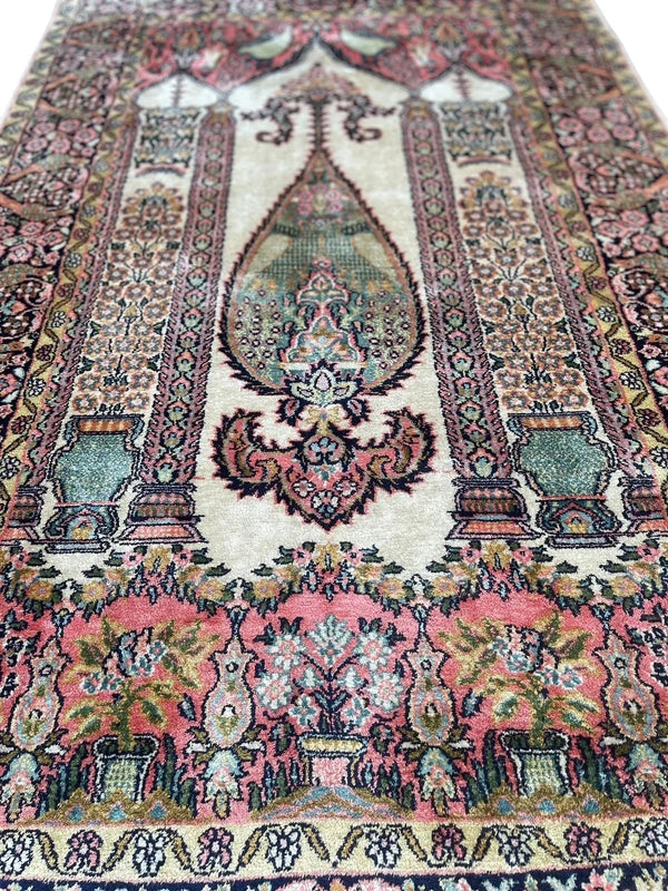 Handmade Kashmir Silk Rug – 161 × 93 cm – Floral & Peacock Design — photograph 4