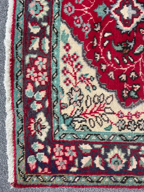 Hand Knotted Persian Floral Rug 139 x 105 cm – Small Vintage Wool Rug — photograph 7