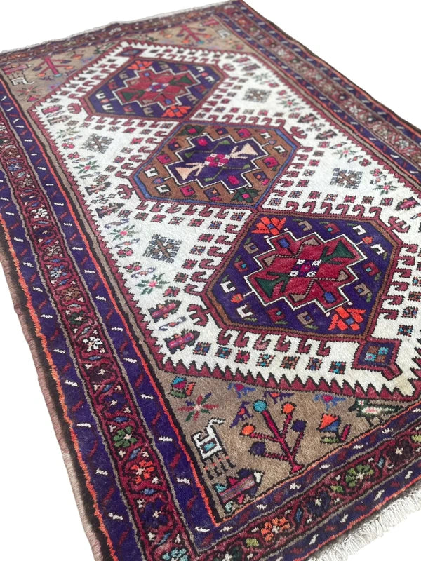 Vintage Persian Handmade Wool Rug – 145 x 102 cm – Tribal Geometric Design — photograph 2