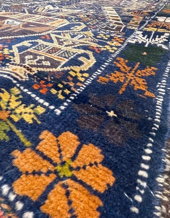 Vintage Persian Hand-Knotted Village Pictorial Wool Rug – Vase & Flower Design – 140 × 80 cm — photograph 2