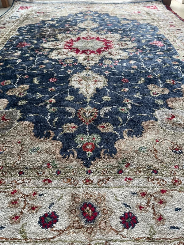 Handmade Blue & Cream Floral Rug 128 x 187 cm — photograph 2