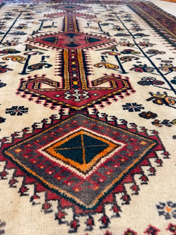 Hand-knotted wool tribal rug 148 x 100 cm – ivory & red geometric (Persian style) — photograph 1