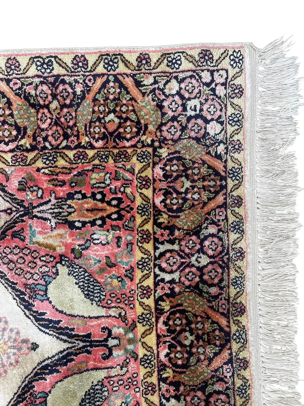 Handmade Kashmir Silk Rug – 161 × 93 cm – Floral & Peacock Design — photograph 14